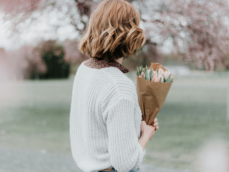 Billede af kvinde med buket